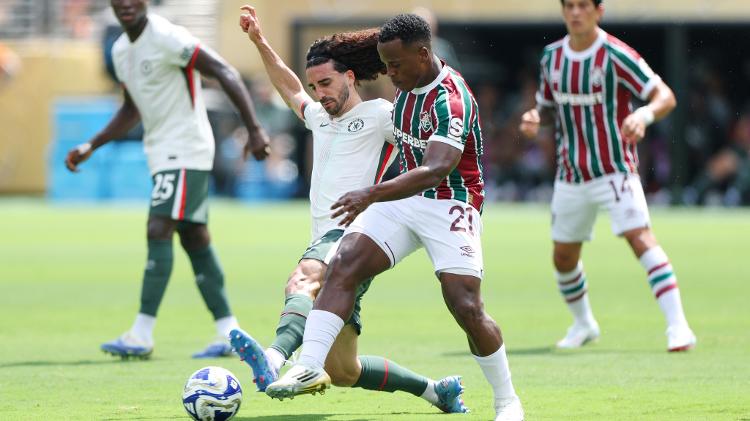 Cucurella, do Chelsea, e Arias, do Fluminense, em ação durante jogo do Mundial