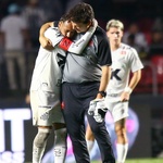 Neymar é consolado pelo técnico Fernando Diniz após Santos ser goleado pelo Vasco no MorumBIS - undefined