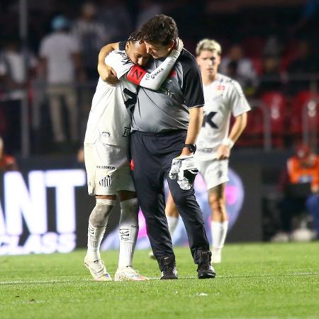 Neymar é consolado pelo técnico Fernando Diniz após Santos ser goleado pelo Vasco no MorumBIS