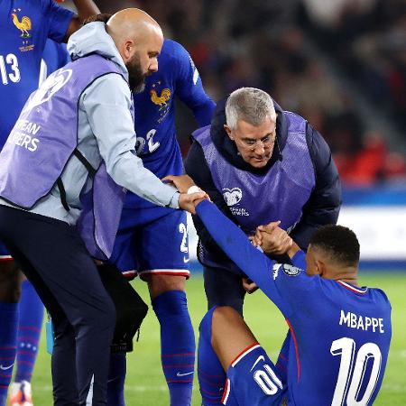 Mbappé é atendido após sentir lesão no tornozelo durante partida contra o Azerbaijão Mbappé é atendido após sentir lesão no tornozelo durante partida contra o Azerbaijão