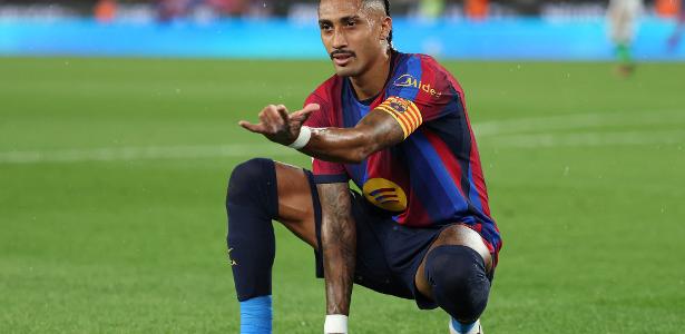 Raphinha faz hat-trick, Gabriel Jesus marca golaço e Barcelona goleia por 7 a 2