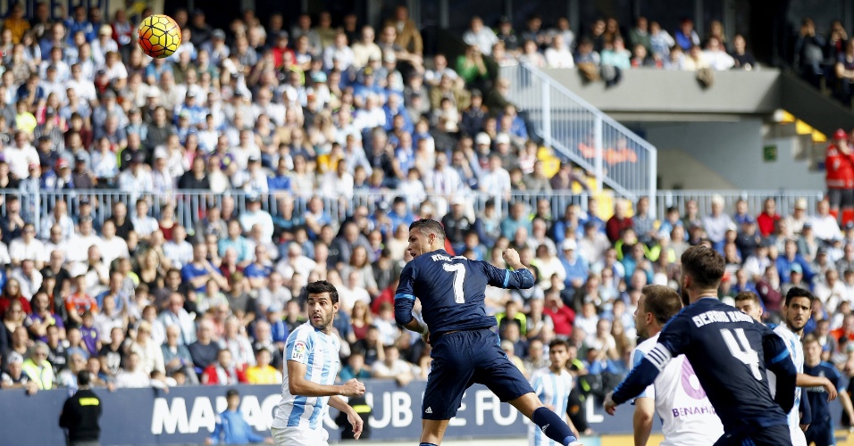 Cristiano Ronaldo cabeceia para abrir o placar para o Real Madrid, em jogo contra o Málaga no Estádio de La Rosaleda