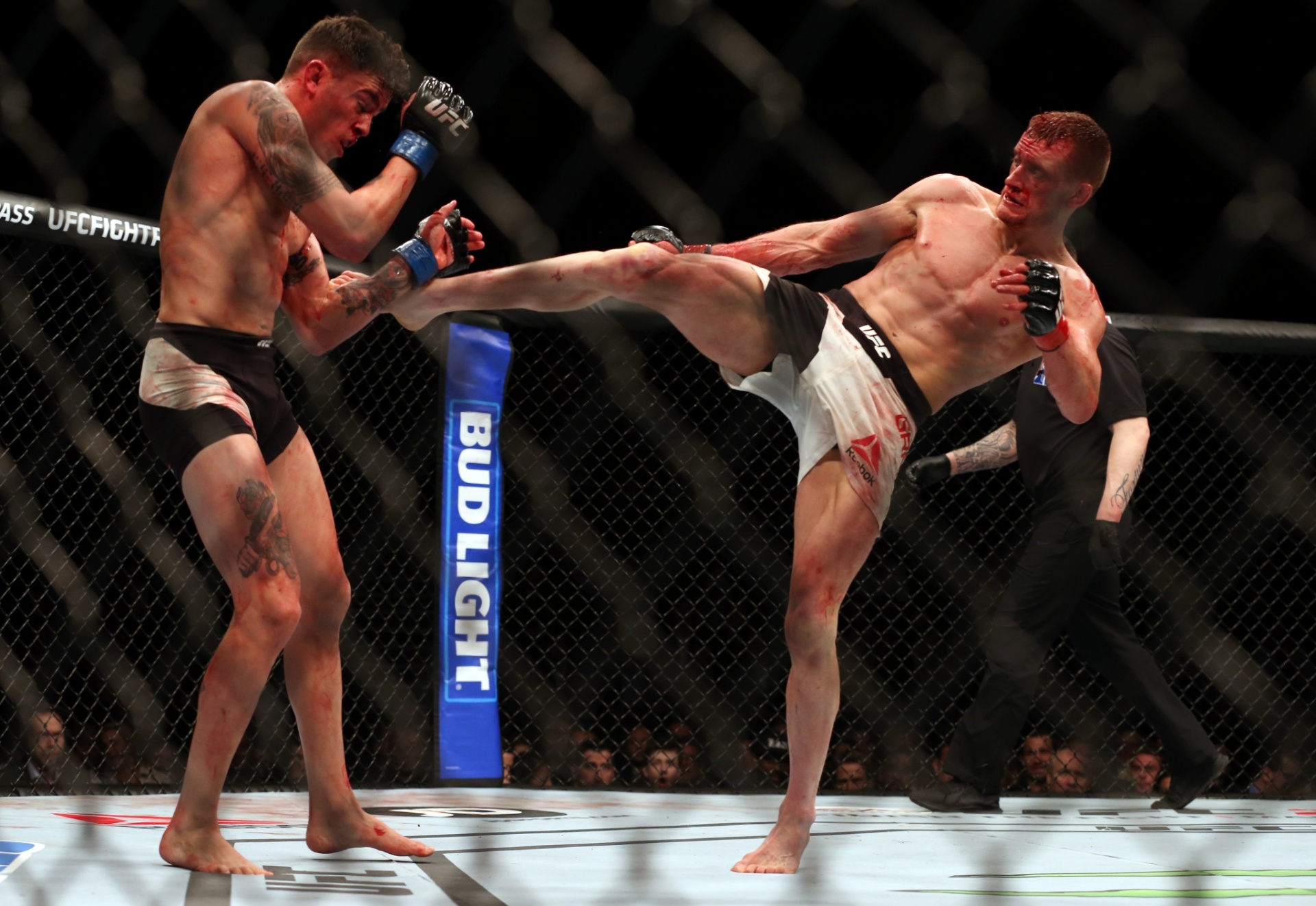 Inglês Davey Grant, sangrando, dispata chute no equatoriano Marlon Vera, ainda no card preliminar - Matthew Childs / REUTERS