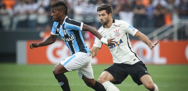 Bolaños conduz a bola acompanhado de perto por Felipe na partida entre Corinthians e Grêmio pelo Campeonato Brasileiro - Ricardo Nogueira/Folhapress - Ricardo Nogueira/Folhapress