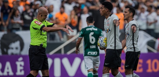 Jogadores do Corinthians reclamam de Héber no clássico paulista - Eduardo Anizelli/Folhapress - Eduardo Anizelli/Folhapress
