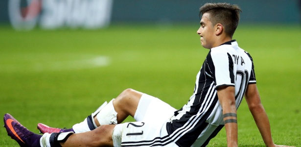 Paulo Dybala, da Juventus, lamenta lesão sofrida no duelo contra o Milan, pelo Italiano - REUTERS/Alessandro Garofalo