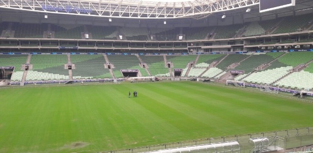 Gramado do Allianz Parque ainda apresentava alguns problemas nesta quinta-feira - Danilo Lavieri/UOL Esporte