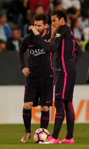 Neymar e Messi conversam no duelo do Barcelona contra o Málaga