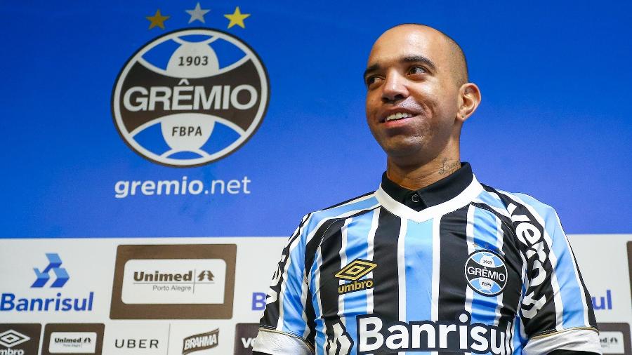Atacante Diego Tardelli pode herdar posto de Ramiro no time titular do Grêmio  - Lucas Uebel/Grêmio