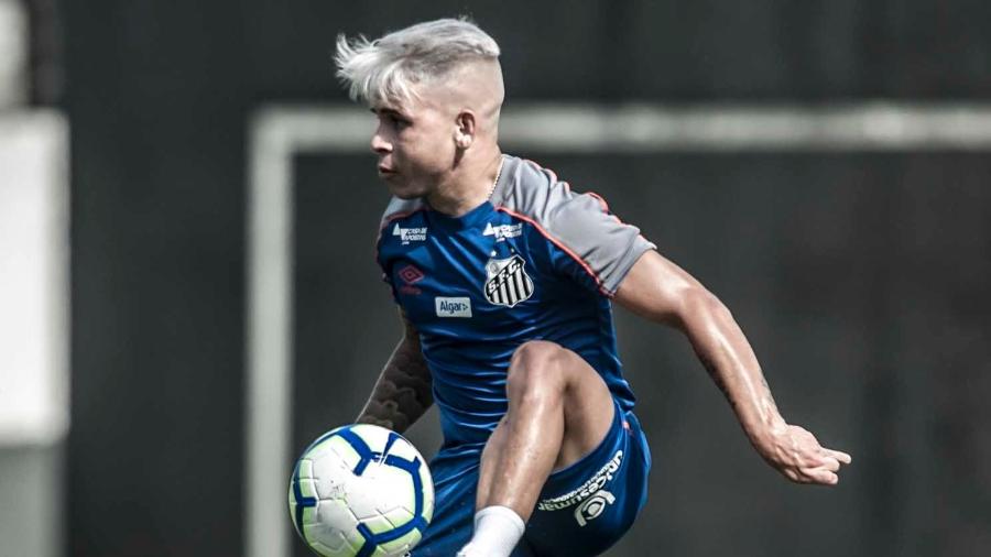 Novo corte de cabelo de Róger Guedes viraliza nas redes sociais