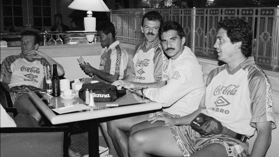 Dunga, Romário, Gilmar, Ricardo Rocha e Branco no hotel antes da semifinal contra a Suécia: a cerveja não era problema - Pisco Del Gaiso/Folha Imagem