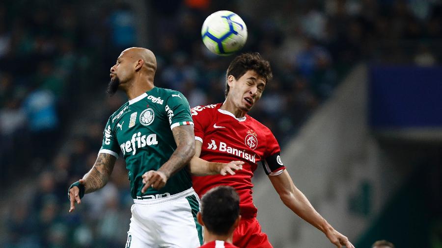 Felipe Melo e Rodrigo Dourado disputam a bola de cabeça na partida entre Palmeiras e Internacional pela Copa do Brasil - Daniel Vorley/AGIF