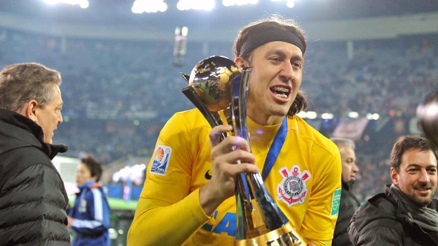 16.12.2012 - O goleiro Cássio levanta a taça do Mundial de Clubes da FIFA após o Corinthians vencer o Chelsea -  KAZUHIRO NOGI/AFP