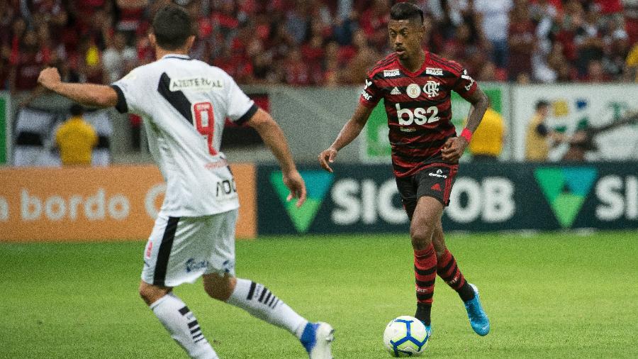 Bruno Henrique, do Flamengo, carrega a bola e é observado por Marquinho, do Vasco - Alexandre Vidal / Flamengo
