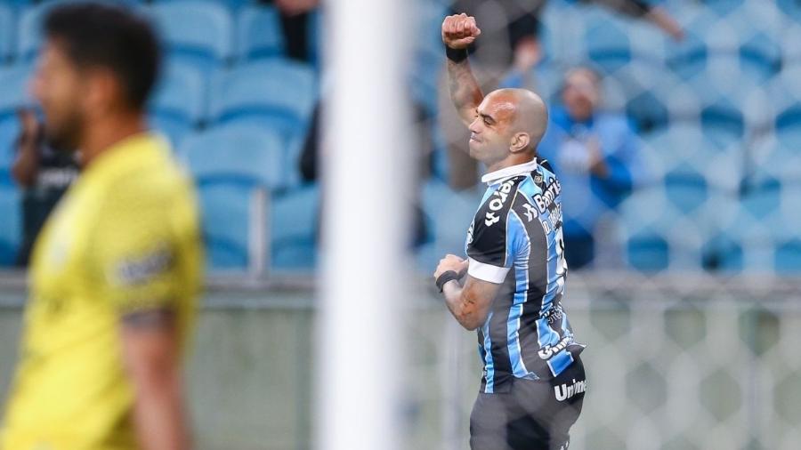 Diego Tardelli, atacante do Grêmio, recebe apoio de companheiros de clube - Divulgação/Site oficial do Grêmio