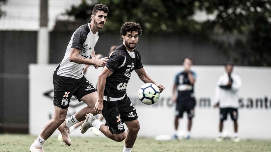 Victor Ferraz disputa lance observado por Gustavo Henrique em treino do Santos - Ivan Storti/Santos FC