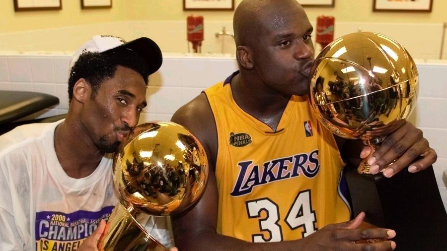 Kobe Bryant e Shaquille O"Neal durante um dos troféus que conquistaram juntos nos Lakers - Mike Blake/Reuters