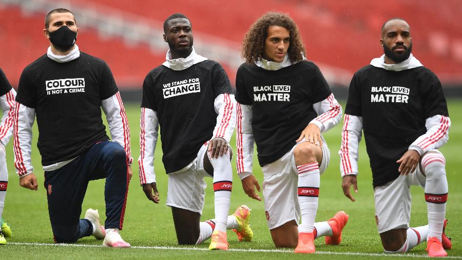 Atletas do Arsenal em protesto ontem contra o racismo, ocorrido durante o treinamento da equipe - David Price/Arsenal FC via Getty Images