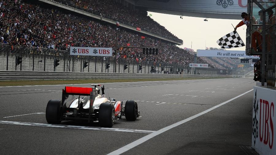 Hamilton, durante a vitória no GP da China de 2011 - Clive Mason/Getty Images