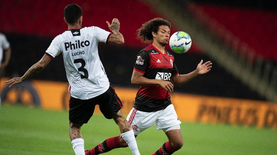 Willian Arão em ação pelo Flamengo contra o Athletico-PR - Jorge Rodrigues/AGIF