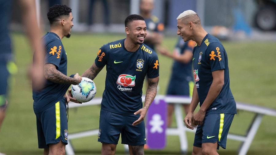 Allan, Gabriel Jesus e Richarlison durante treino da seleção nesta terça-feira (10) - Lucas Figueiredo/CBF