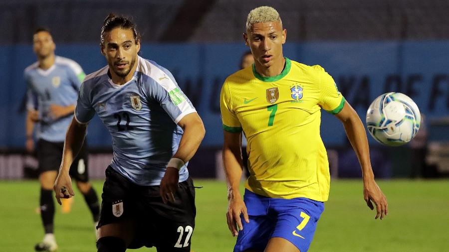 Richarlison tenta fugir da marcação de Cáceres durante Uruguai x Brasil pelas Eliminatórias - Raúl Martínez-Pool/Getty Images