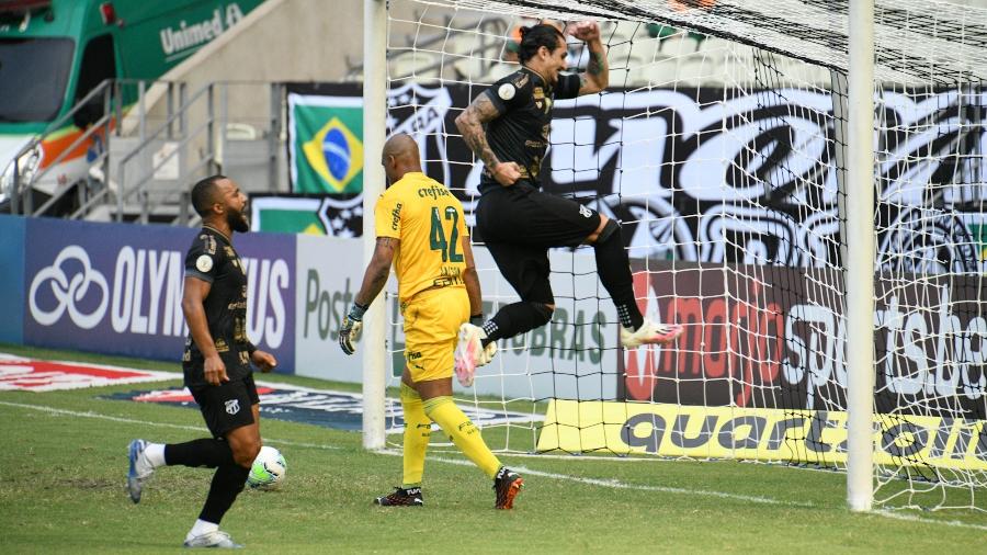 Vina comemora segundo gol do Ceará contra o Palmeiras, pelo Brasileirão  - Kely Pereira/AGIF