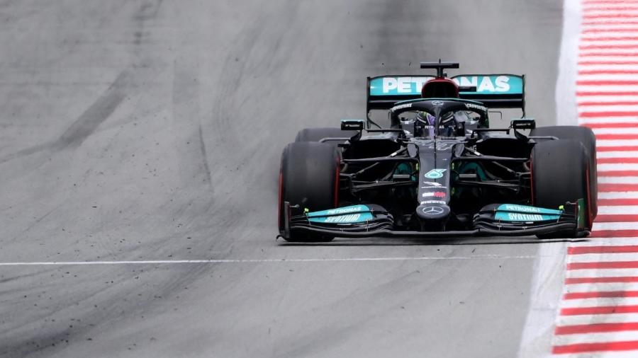 Lewis Hamilton, da Mercedes, liderando o GP da Espanha de Fórmula 1 em 2021 - LLUIS GENE / AFP