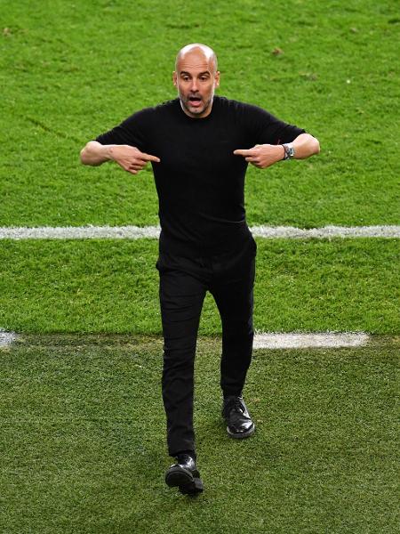Pep Guardiola orienta seu atual clube, Manchester City - Valerio Pennicino - UEFA/UEFA via Getty Images