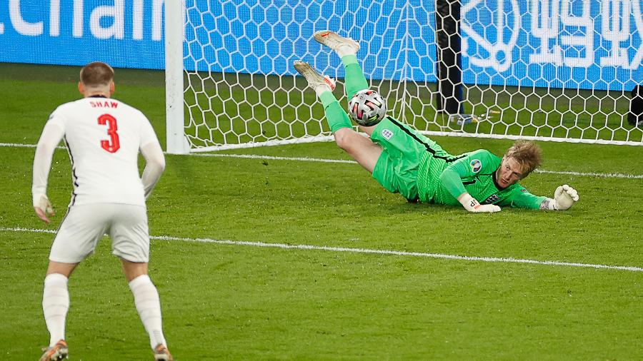 Pickford faz grande defesa após chute de Chiesa, da Itália, na final da Eurocopa - JOHN SIBLEY / POOL / AFP