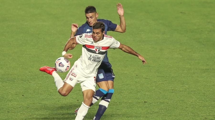 Eder domina a bola diante da marcação de jogador do Racing em jogo do São Paulo pela Libertadores - Marcello Zambrana/AGIF