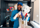 Coleira de ouro! Italo Ferreira posa com cachoro usando medalha olímpica - Reprodução/Instagram