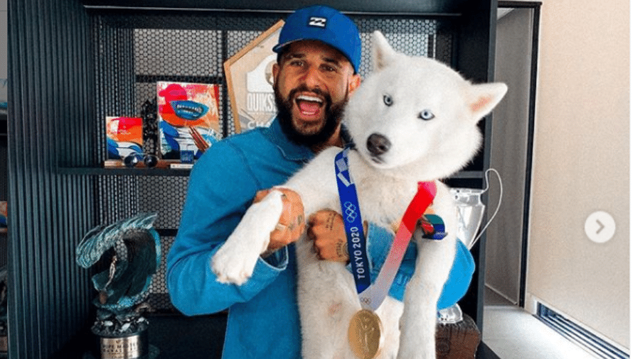 Italo Ferreira e o cachorro Peniche exibem medalha de ouro - Reprodução/Instagram