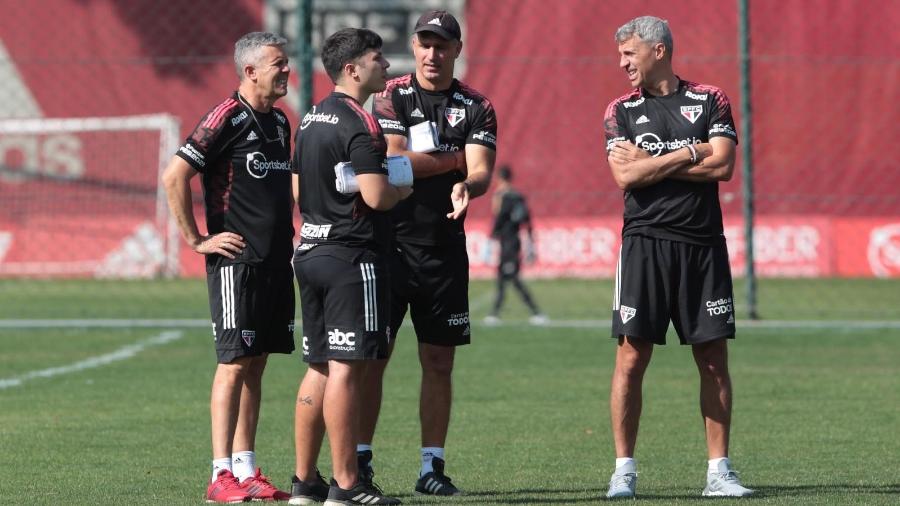 Hernán Crespo, técnico do São Paulo, e sua comissão, no CT da Barra Funda - Rubens Chiri / saopaulofc.net