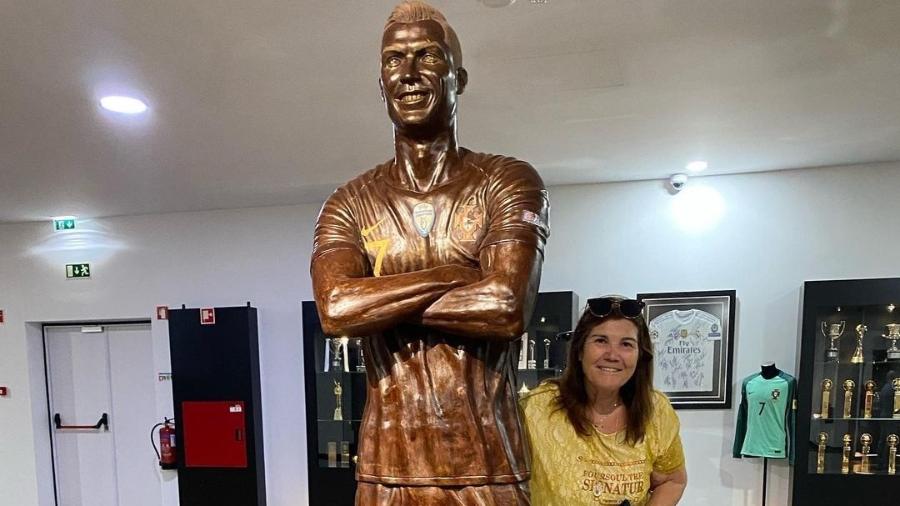 Mãe de Cristiano Ronaldo posta ao lado de estátua de chocolate do filho - Instagram