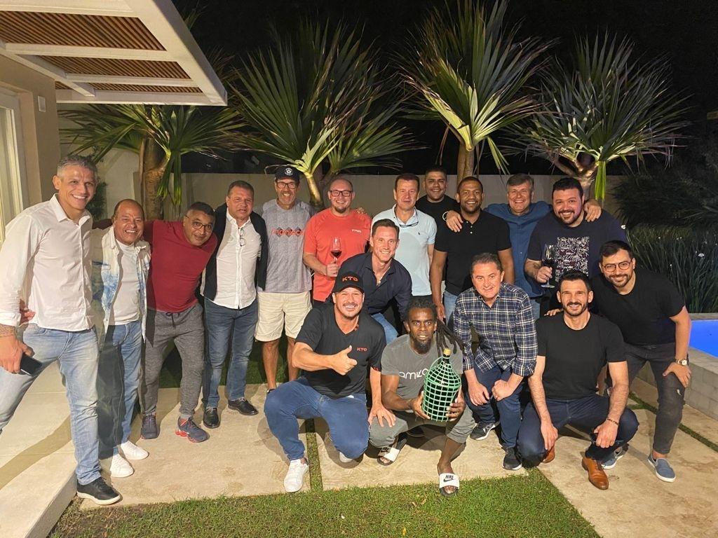 Tinga recebe em sua casa Dunga, Roger Machado, Celso Roth, Índio, Paulo Paixão, Hugo de Léon e Francisco Novelletto - undefined