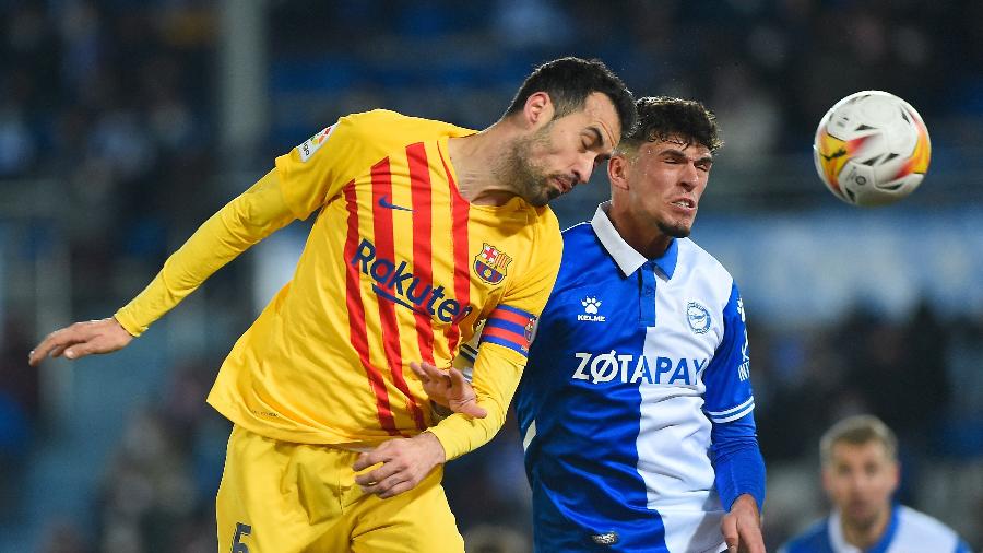 Busquets e Javi Lopez dividem a bola durante jogo entre Barcelona e Alavés pelo Campeonato Espanhol - Ander Gillenea/AFP