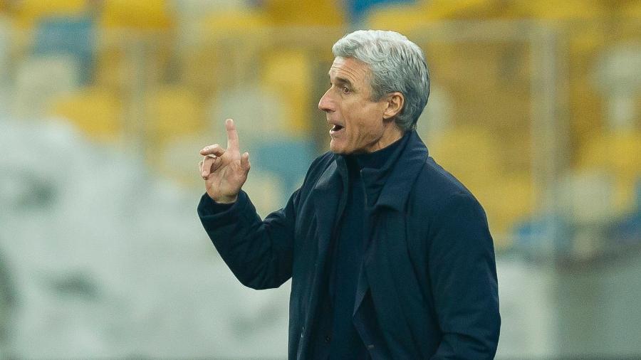 Técnico Luís Castro dá instruções ao Shakhtar Donetsk durante partida da Liga Europa em fevereiro de 2021 - Stanislav Vedmid/DeFodi Images via Getty Images
