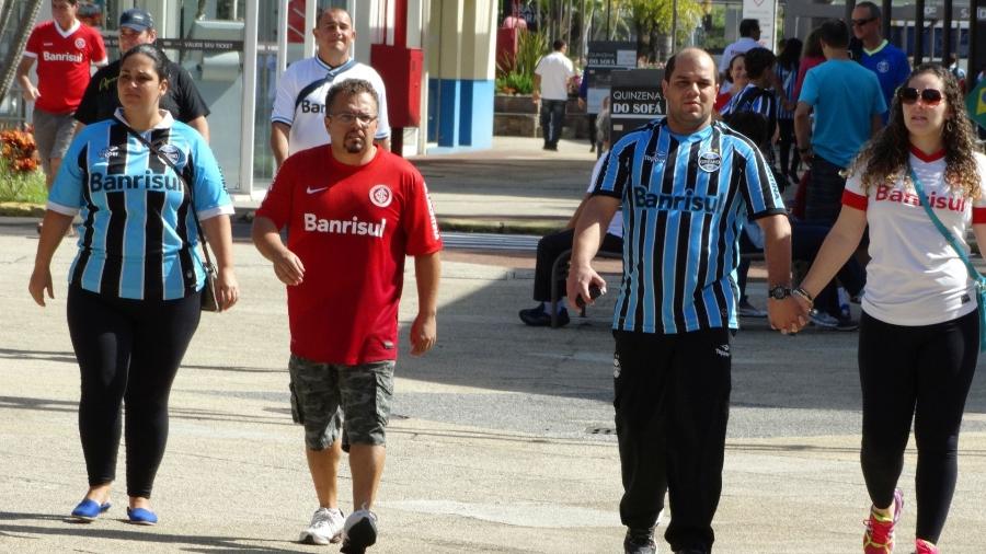 Torcedores de Inter e Grêmio caminhando juntos para clássico Gre-Nal  - Jeremias Wernek/UOL