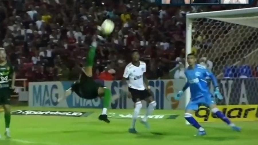 Jogador do Altos-PI faz gol de bicicleta sobre o Flamengo na Copa do Brasil - Reprodução/Amazon Prime Video