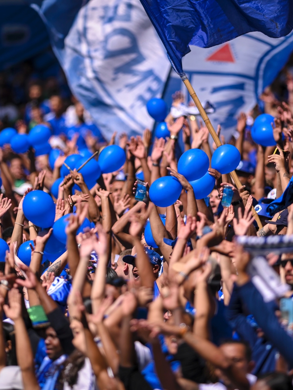 Torcedores do Cruzeiro personalizam Kombi para ir aos jogos; confira