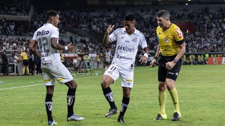 Rwan Seco e Angelo comemoram gol marcado pelo Santos na partida contra o Atlético-MG - HEDGARD MORAES/UAI FOTO/ESTADÃO CONTEÚDO