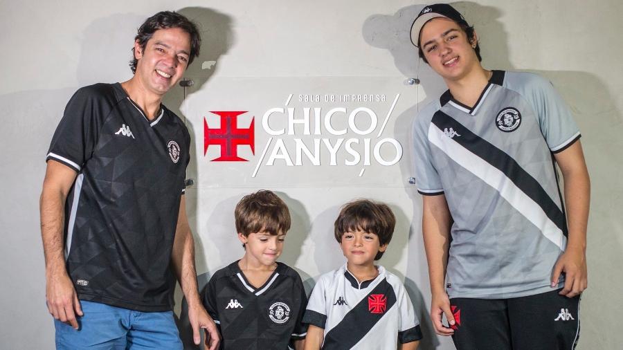 Bruno Mazzeo e filhos em inauguração de sala em homenagem a Chico Anysio, no Vasco - Daniel Ramalho/CRVG