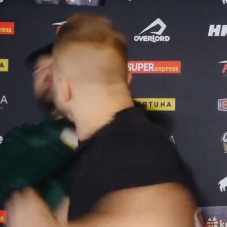 Roslik, lutador de MMA polonês, invadiu entrevista e agrediu Sadek, um youtuber local - Reprodução