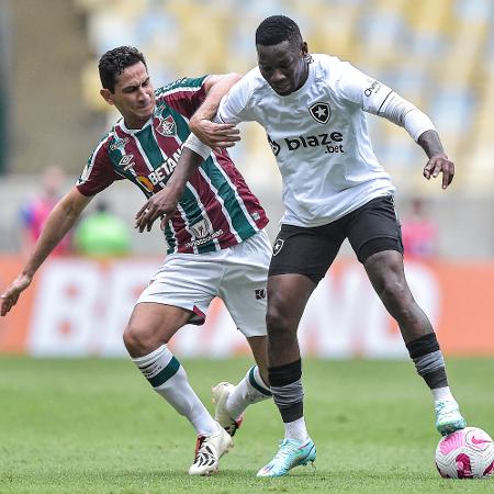 Ganso, do Fluminense, e Patrick de Paula, do Botafogo, disputam bola em jogo pelo Brasileirão - Thiago Ribeiro/AGIF