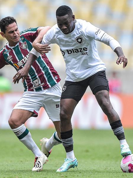 Ganso, do Fluminense, e Patrick de Paula, do Botafogo, disputam bola em jogo pelo Brasileirão - Thiago Ribeiro/AGIF