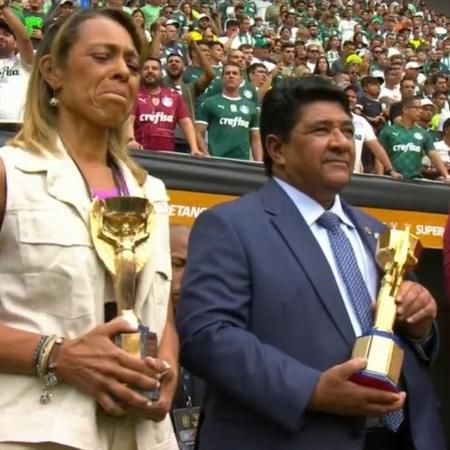 Flávia e Kely Nascimento, filhas de Pelé, seguram taças da Jules Rimet ao lado do presidente da CBF, Ednaldo Rodrigues - Reprodução/TV Globo