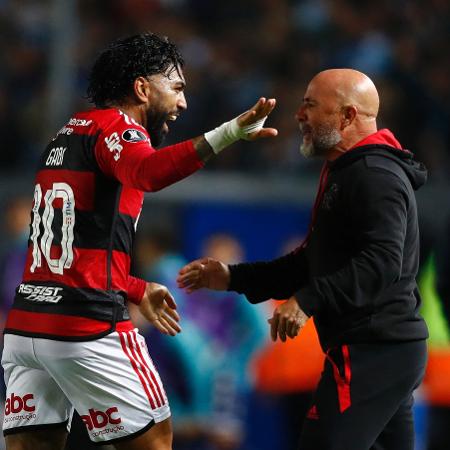 Gabigol, do Flamengo, comemora com o técnico Sampaoli após marcar contra o Racing, pela Libertadores - Agustin Marcarian/Reuters