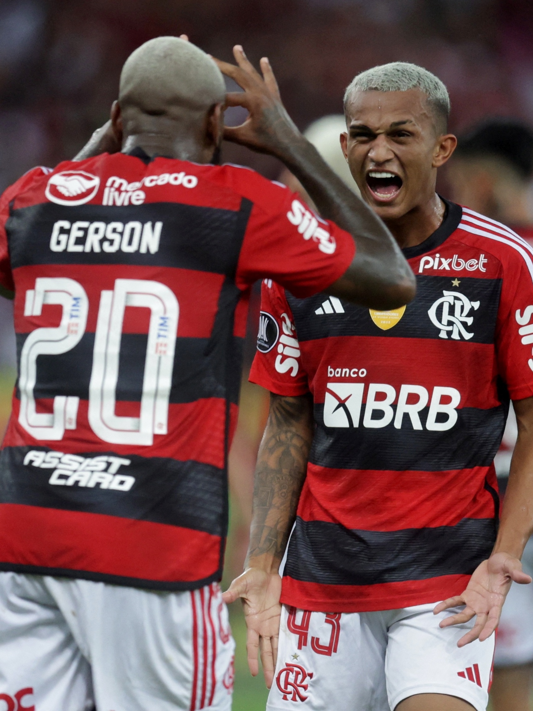 Fora de casa, Flamengo arrasa Brasília, chega à décima vitória e