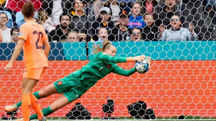 Van Domselaar faz defesa durante jogo entre Holanda e África do Sul na Copa feminina
